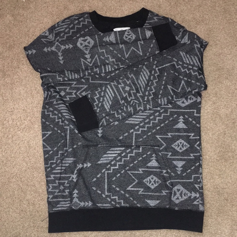 ON THE BYAS long sleeve pocket sweater
